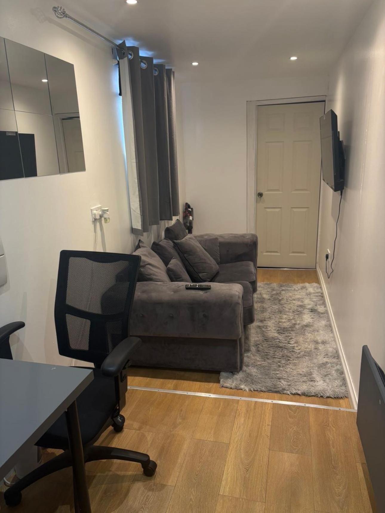 Apartment M18 Escape *